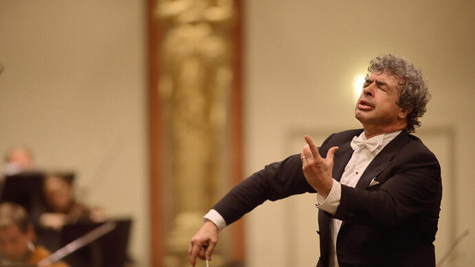 Semyon Bychkov conducting on stage