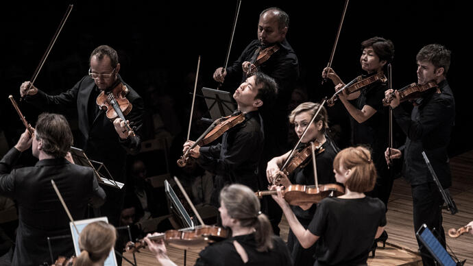 Richard Tognetti playing with the Australian Chamber Orchestra