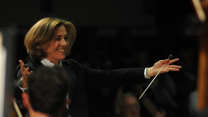 An image of Laurence Equilbey conducting enthusiastically