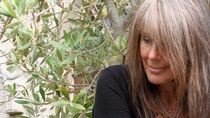 Photo of Vashti Bunyan in a garden