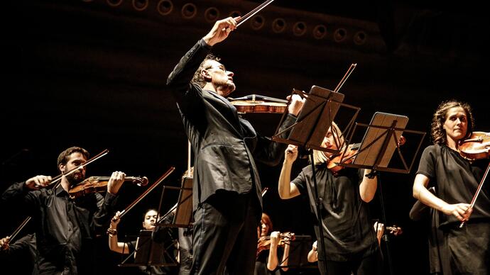 Richard Tognetti on the violin leading the Australian Chamber Orchestra