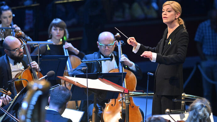 Keri-Lynn Wilson conducting the Ukrainian Freedom Orchestra