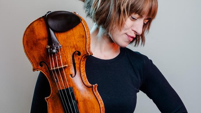 Fenella Humphreys holding her violin 