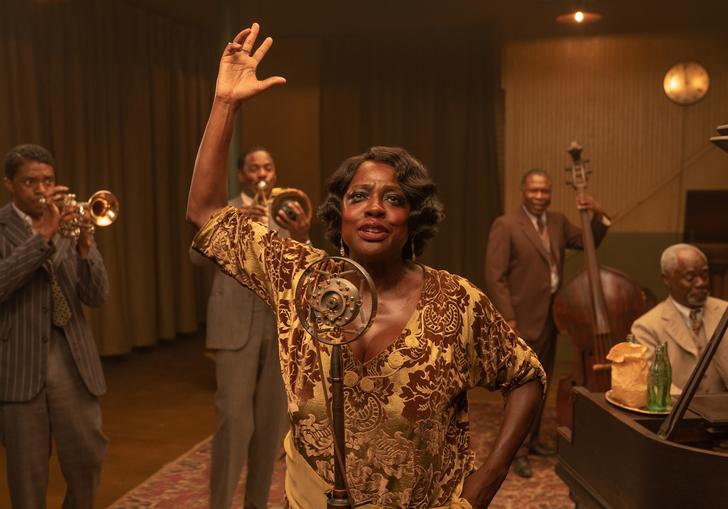 Viola Davis plays Ma Rainey singing into a mic with her band around her