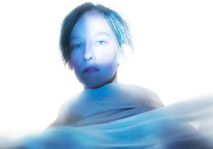 Ethereal picture of Caterina Barbieri in abstract blue hues