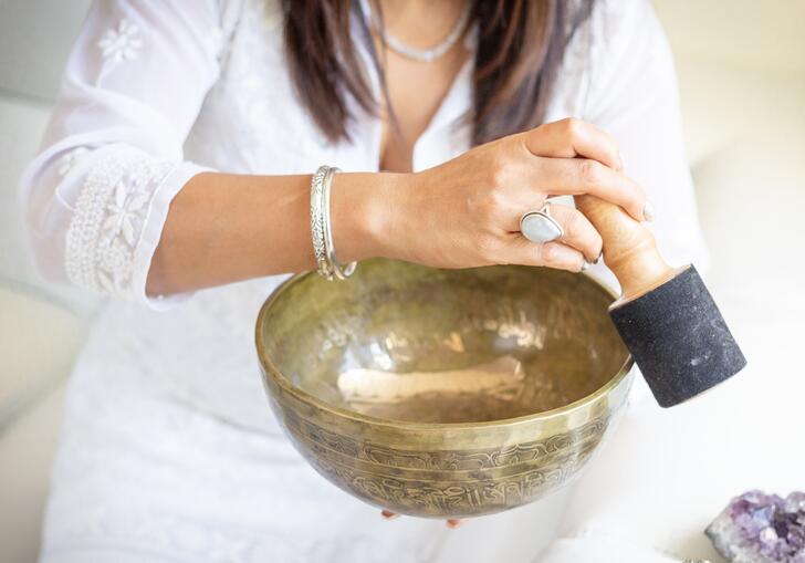 Chetna from Aatma Holistic using a singing bowl