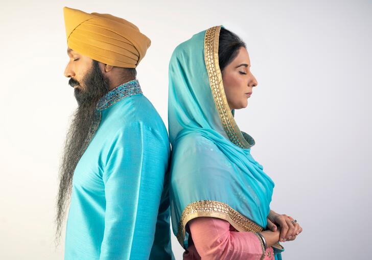 Jagdeep Kaur and Amritpal Singh standing back to back with their eyes closed