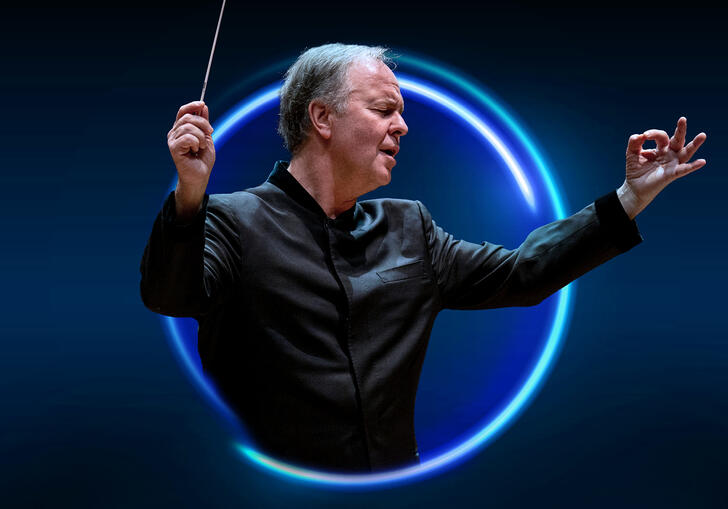 Image of Sakari Oramo surrounded by a blue circle against a blue background