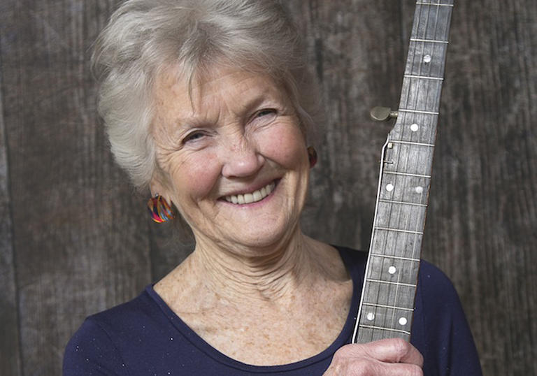 Peggy Seeger with banjo