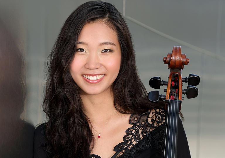 Image of Dahae Kim with cello