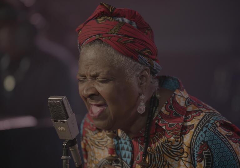 Carla Thomas singing into a microphone