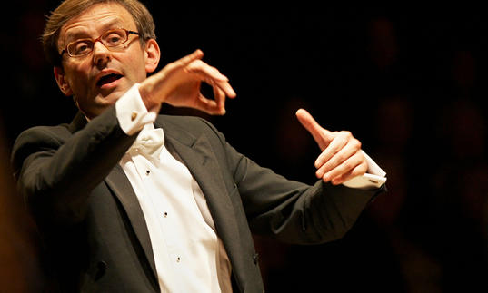 Photo of Simon Halsey conducting