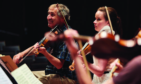 Levon Chilingirian rehearsing with Guildhall string players