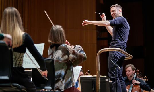 Roberto Gonzalez-Monjas conducting Guildhall Symphony Orchestra